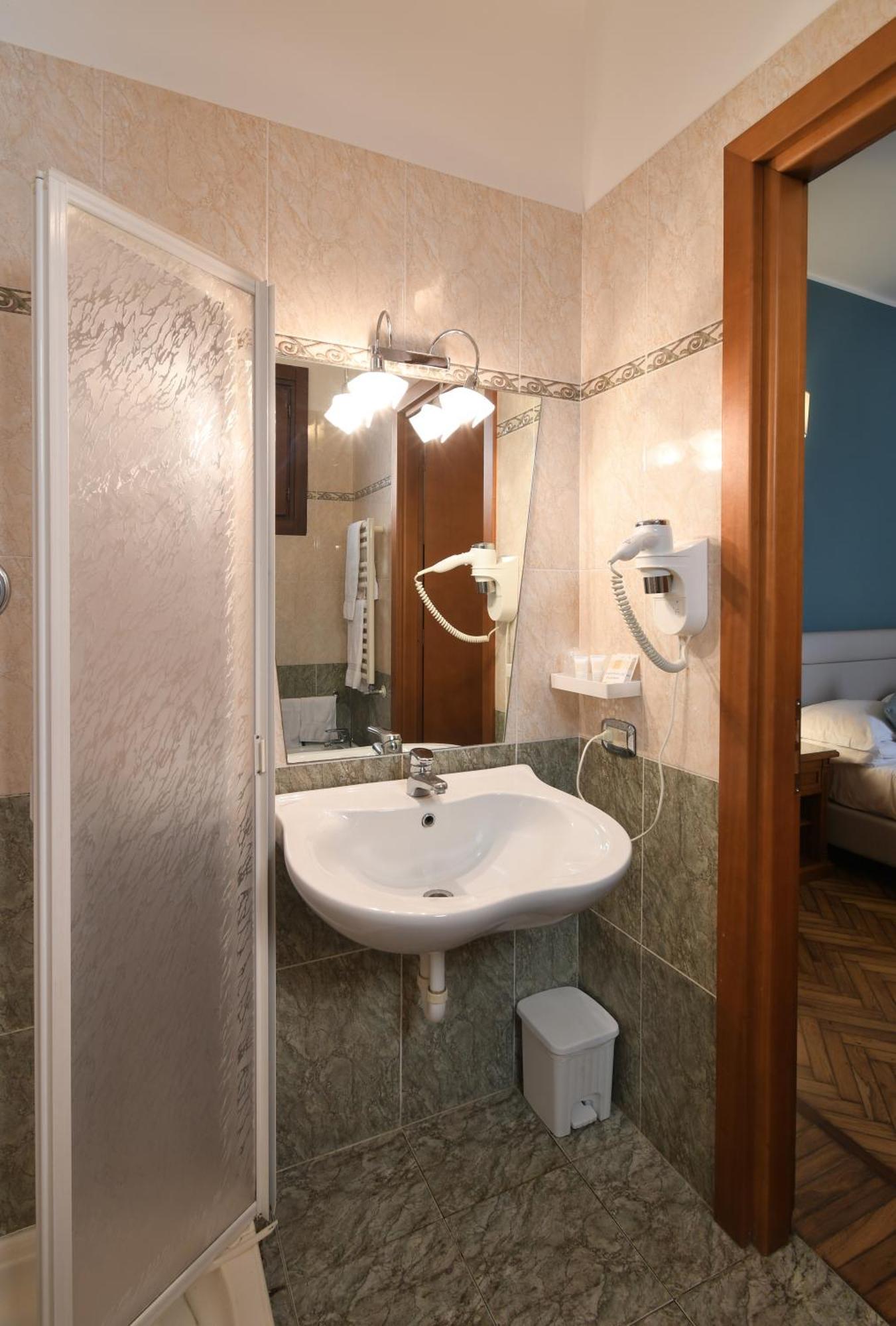 Hotel Cavour Рапало Екстериор снимка
