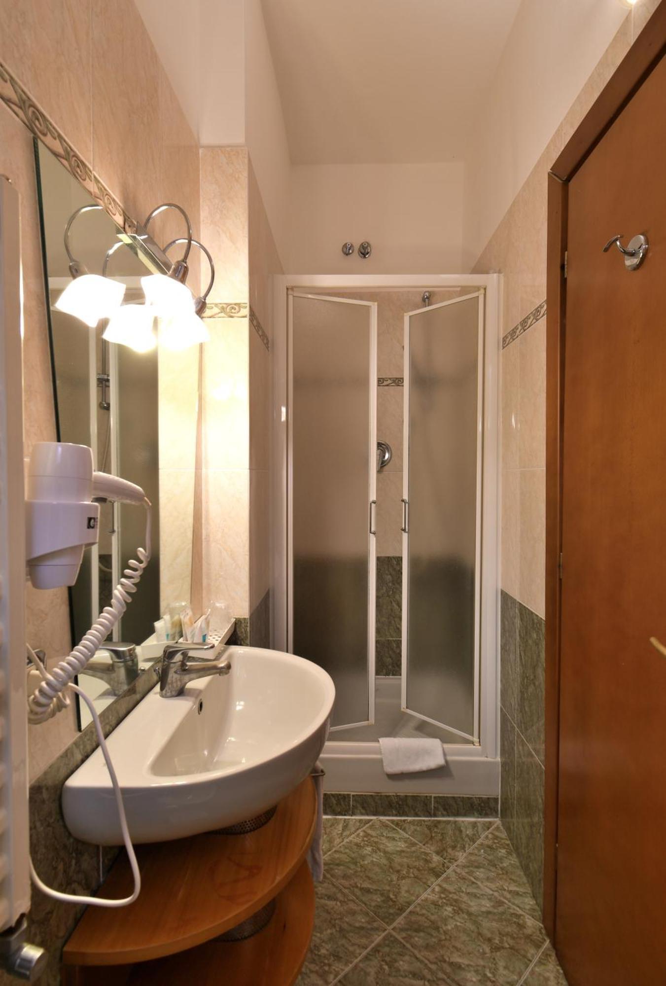 Hotel Cavour Рапало Екстериор снимка